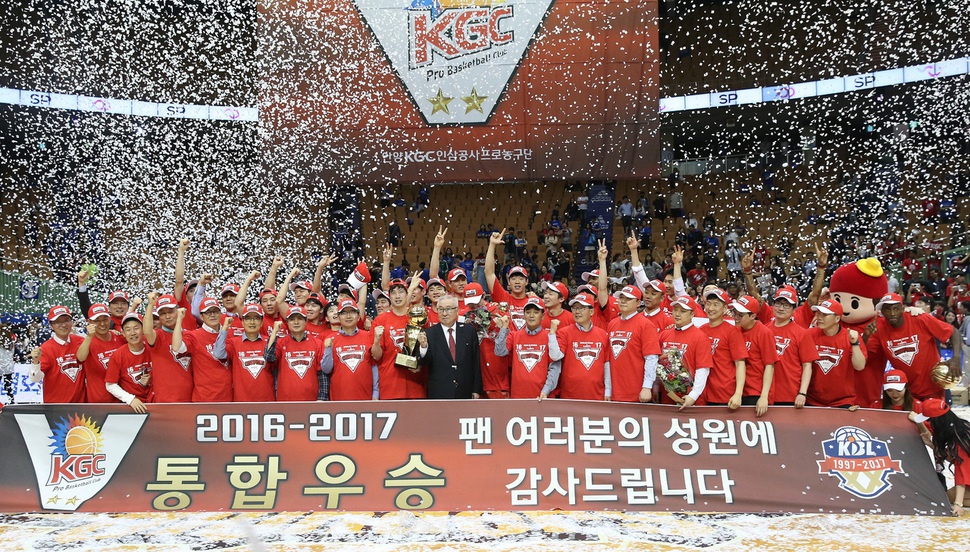 케이지시(KGC)인삼공사 구단 관계자와 선수들이 2일 2016~2017 챔피언결정전 6차전에서 삼성을 꺾고 우승을 차지한 뒤 기뻐하고 있다.   연합뉴스