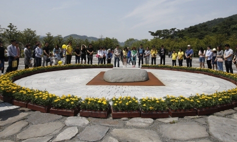 안철수 “노무현 대통령 묘역 현충원으로 옮겨야”