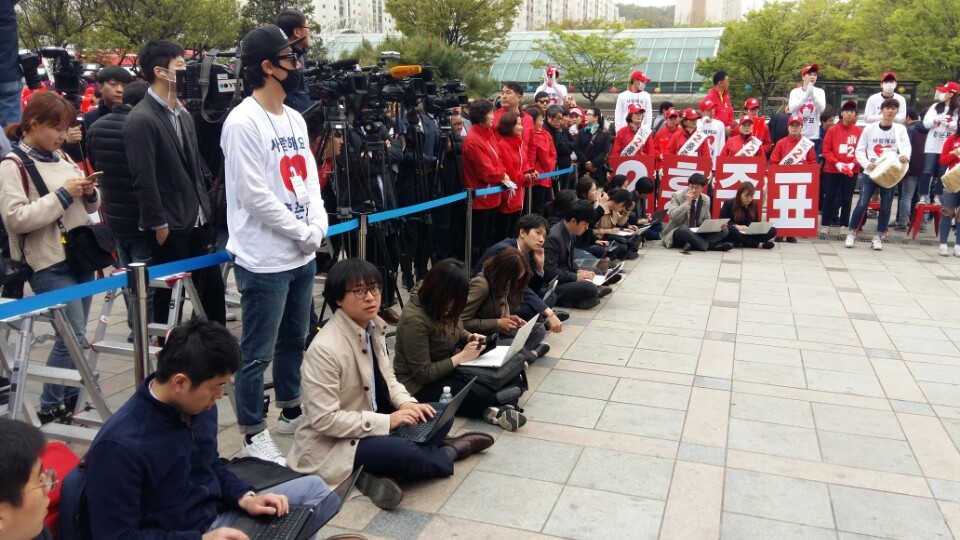 기자가 연단 앞 쪽에 주저 앉아 유세 중인 홍준표 자유한국당 후보의 발언을 노트북에 옮겨 적고 있는 모습이 보인다. 윤형중 기자