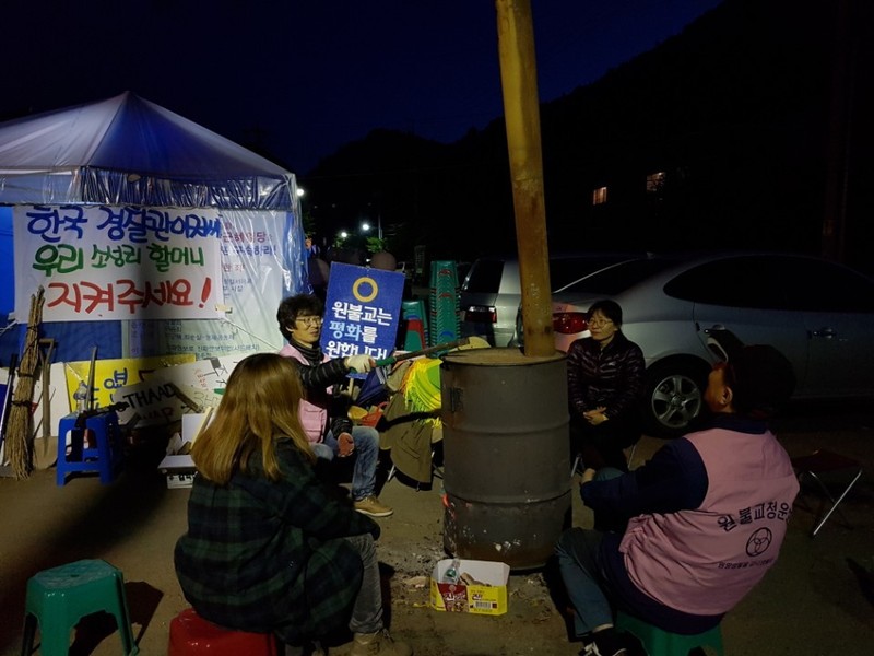 3일 새벽 4시 경북 성주군 초전면 소성리 회관 앞 도로가에서 사람들이 난로 주변에 모여 밤을 보내고 있다.