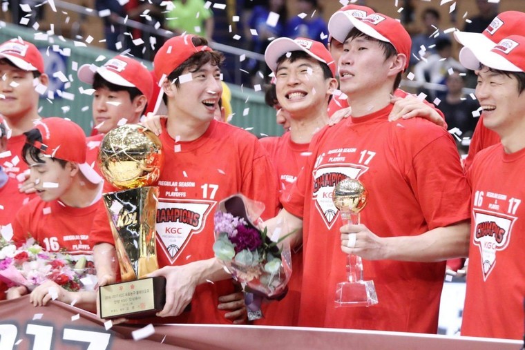 이정현(오른쪽부터), 오세근, 강병현, 양희종 등 안양 케이지시(KGC)인삼공사의 2016~2016 프로농구 우승 주역들이 2일 밤 챔피언결정전 6차전 뒤 기뻐하고 있다. 인삼공사  제공