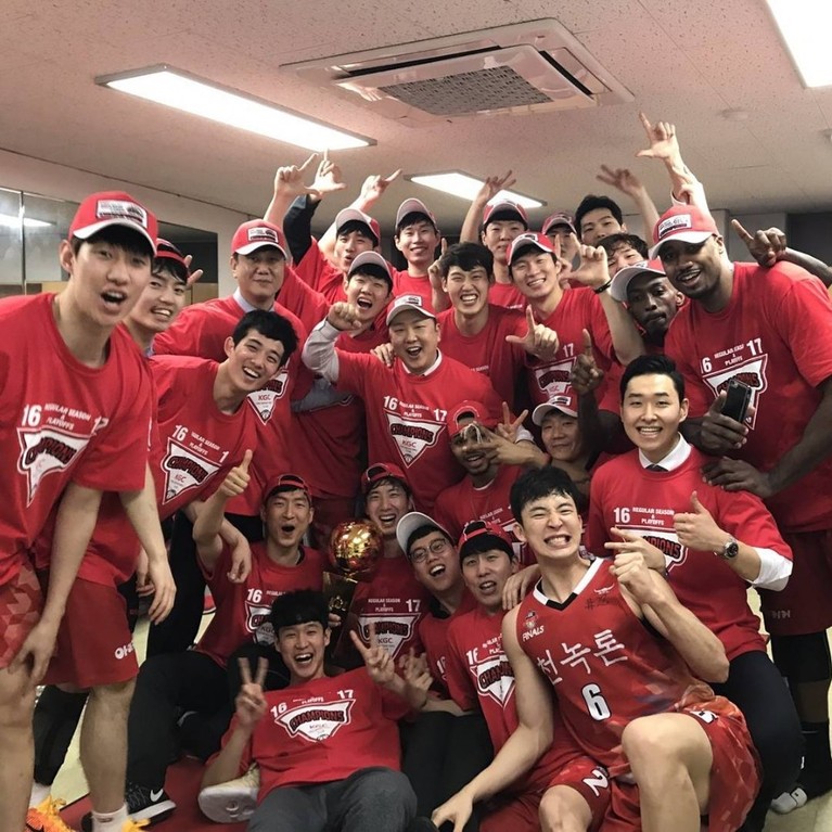 안양 케이지시(KGC)인삼공사 선수단이 2일 밤 챔피언결정전 6차전에서 우승을 확정지은 뒤 라커룸에서 한자리에 모여 기쁨을 만끽하고 있다. 인삼공사 구단 제공