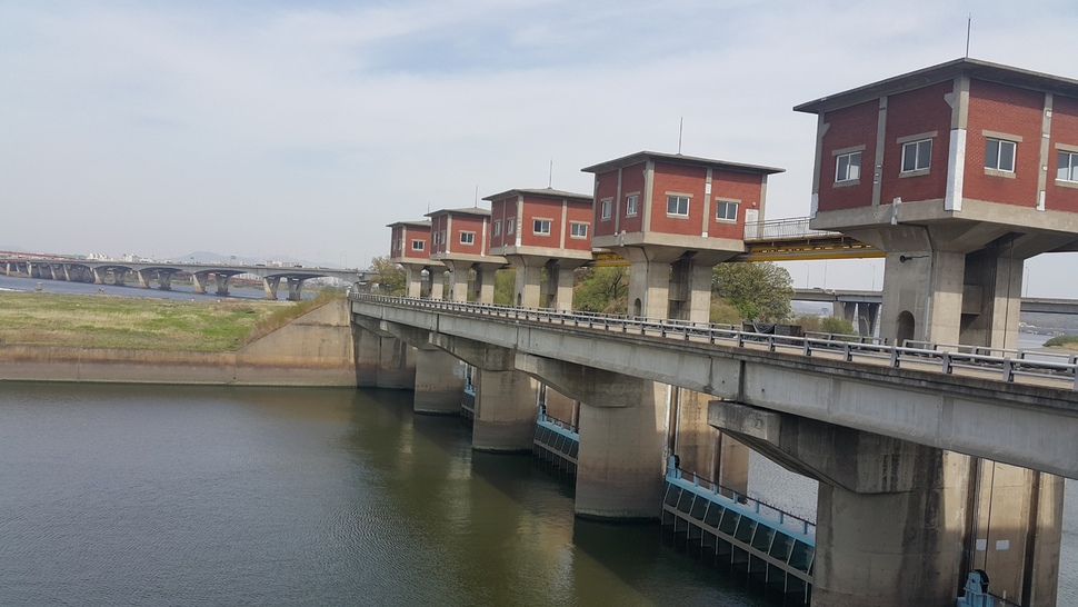 서울 한강 신곡 수중보의 개방·철거가 새 정부가 들어선 뒤 하천 정책의 신호탄이 될 것으로 예상된다. 신곡보의 가동보 구간. 서울시 제공