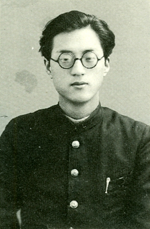 오영진은 부친을 비롯한 민족지도자들의 영향으로 1933년 일본 유학 대신 경성제대에 입학해 식민치하에서 조선어를 전공했다. 어릴 때부터 시력이 나빠 두꺼운 도수 안경을 쓴 경성제대 시절 모습.