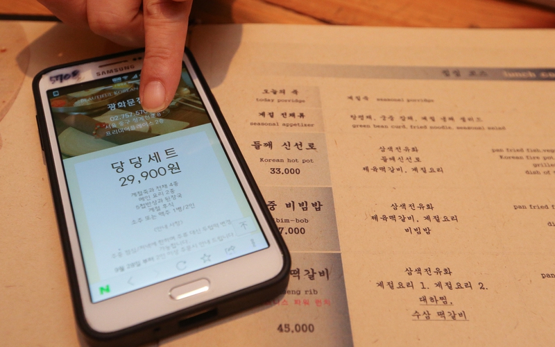 부정청탁 및 금품 등 수수의 금지에 관한 법률(약칭 `청탁금지법, 이른바 `김영란법') 시행 첫날인 2016년 9월28일 오후 서울 중구의 고급 한식당 `한미리' 관계자가 가장 저렴한 메뉴(3만3000원)보다 가격을 낮춘 2만9900원짜리 `당당세트'를 설명하고 있다. 김정효 기자 hyopd@hani.co.kr