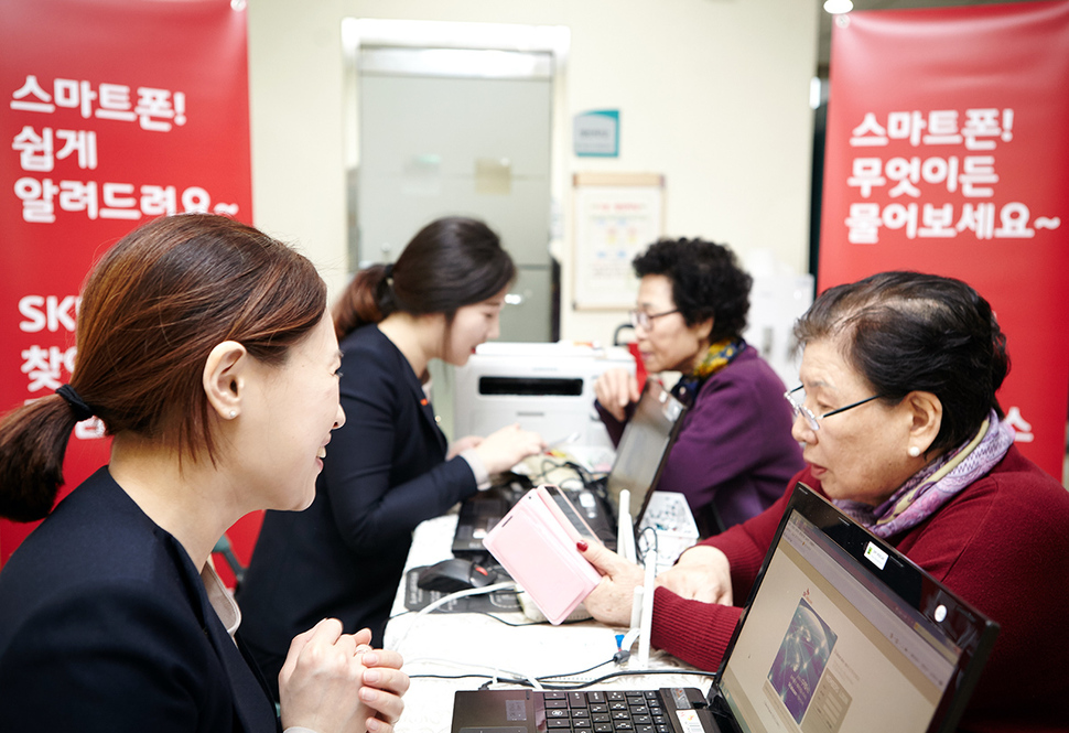 부모님 세대도 폴더폰보다 스마트폰을 선호하는 경향이 점점 뚜렷해지고 있다는 고객 분석 결과를 4일 에스케이텔레콤이 발표했다. 에스케이텔레콤 제공.