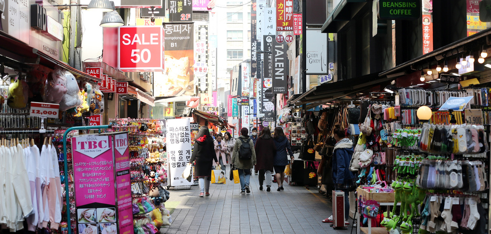 지난 3월21일 낮 서울 명동 거리. 한창 붐빌 시간임에도 거리가 한산하고 유커들이 많이 찾는 화장품가게도 텅 비어있다. 김경호 선임기자 jijae@hani.co.kr