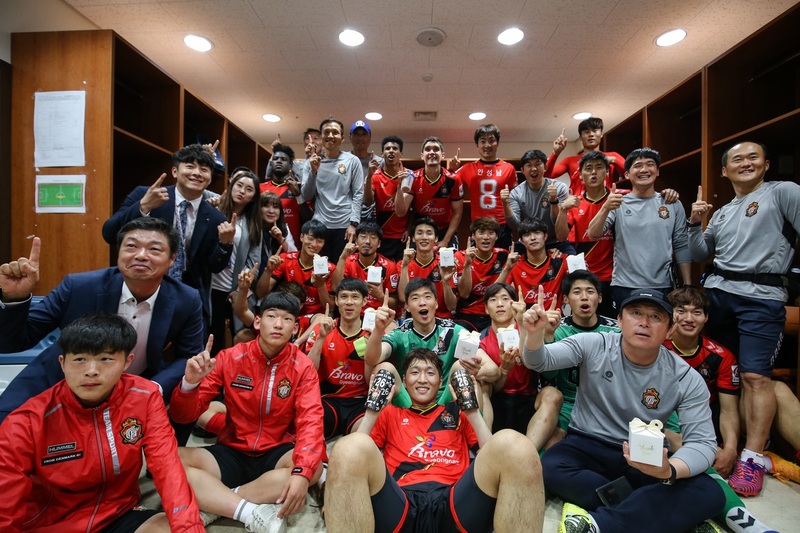 김종부 감독은 안방 경기에서 승리하면 볼보이와 유소년, 직원 등이 라커룸에서 선수와 함께 사진을 찍을 수 있도록 배려한다. 경남FC 제공