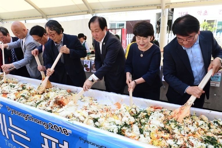 평창 오대산천 산나물축제가 지난 3일부터 8일까지 진부면에서 열린다. 사진은 2018평창겨울올림픽 성공기원 비빔밥 나눔행사에 쓸 비빔밥을 만드는 모습. 평창군청 제공