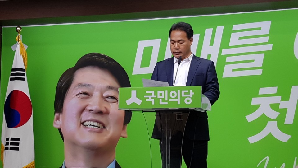 4일 이용주 국민의당 안철수 후보 캠프 공명선거추진단장이 서울 여의도 당사에서 “고용정보원 특혜 채용 의혹 발표 중 권양숙 여사의 친척 부분은 사실과 다른 것으로 확인돼 정정한다”고 밝히고 있다. 송경화 기자