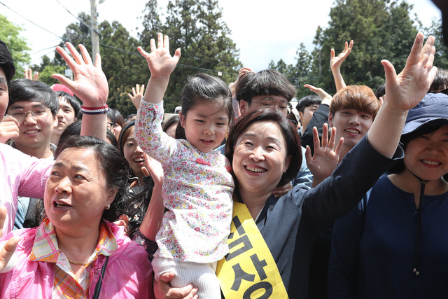 정의당 심상정 대선후보가 4일 오전 제주대학교 정문 앞에서 열린 제주 첫 유세를 마친 뒤 청중들과 함께 기념사진을 찍고 있다. 연합뉴스