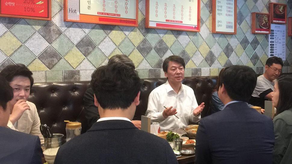 안철수 국민의당 대통령 후보가 4일 경북 구미에서 기자들과 오찬 간담회를 하며 질문에 답하고 있다. 구미/김규남 기자