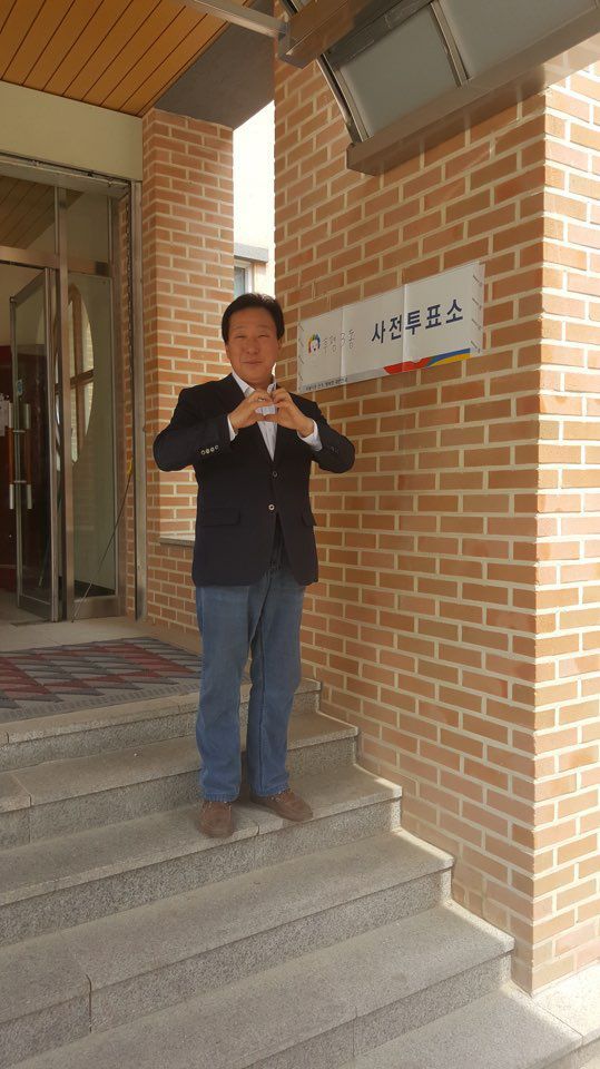 민병희 강원도교육감이 자신의 사회관계망서비스에 “가족과 함께 사전투표 완료! 새 역사를 만들어 갑시다(손 모양은 영 어색하네요)”라는 글과 함께 손으로 하트를 만든 인증샷을 올렸다. 민 교육감 사회관계망서비스 갈무리