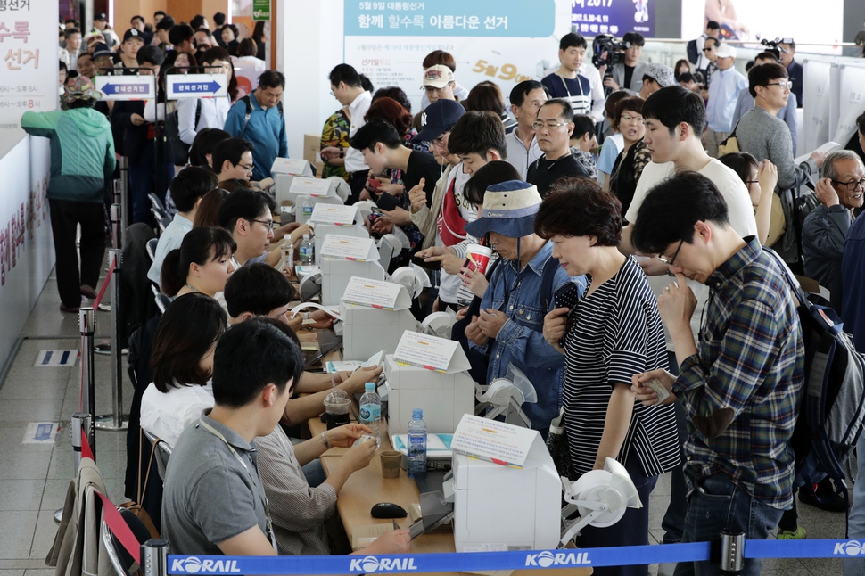 제19대 대통령선거 사전투표 이틀째인 5일 오전 서울 중구 봉래동 서울역 안에 설치된 '남영동 사전투표소'에서 시민들이 투표를 하고 있다. 김명진 기자 littleprince@hani.co.kr