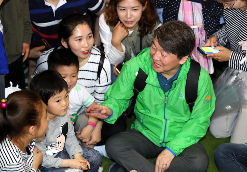 안철수 국민의당 대통령 후보가 5일 오전 부산 해운대구 벡스코 열린 부산어린이대잔치 행사에 참석해 어린이 및 부모들과 이야기하고 있다. 부산/김태형 기자 xogud555@hani.co.kr