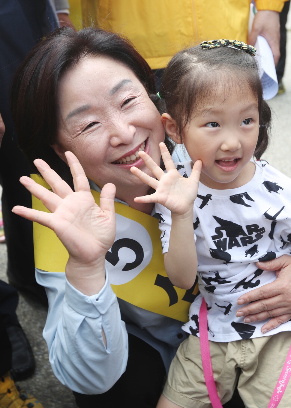 심상정 정의당 대선 후보가 어린이날인 5일 오전 전북 전주시 덕진구 전주동물원에서 아이들과 사진을 찍고 있다. 전주/연합뉴스