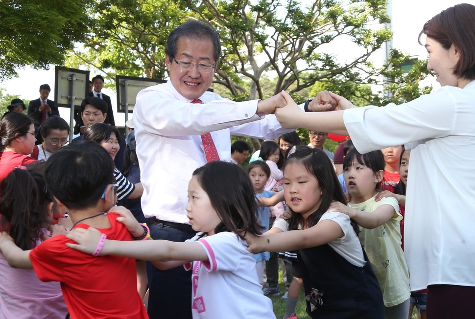 홍준표 자유한국당 대통령후보가 5일 오후 서울 여의도 헌정기념관 앞마당에서 당직자 가족들과 함께한 어린이날 행사에서 어린이들과 대문놀이를 하고 있다. 이정우 선임기자 woo@hani.co.kr