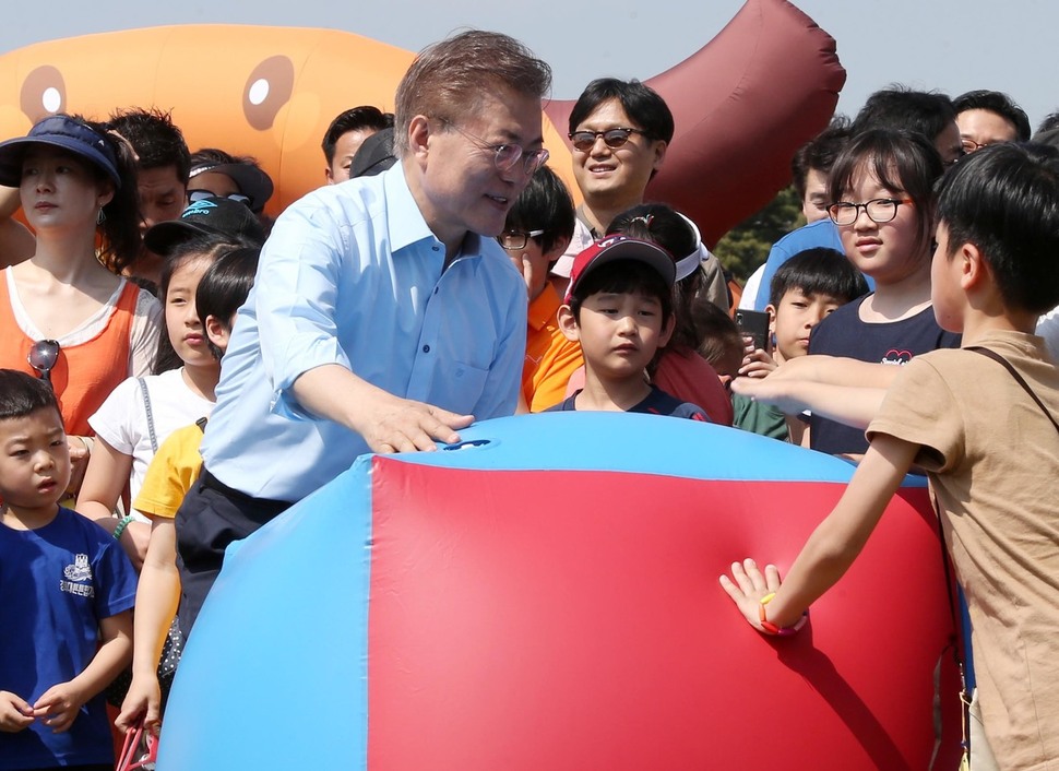 문재인 더불어민주당 대통령후보가 5일 오전 국회 앞마당에서 `장애우 가족과 비장애우 가족이 함께하는 소풍' 행사에 참석해 어린이들과 함께 공을 굴리고 있다. 이정우 선임기자 woo@hani.co.kr