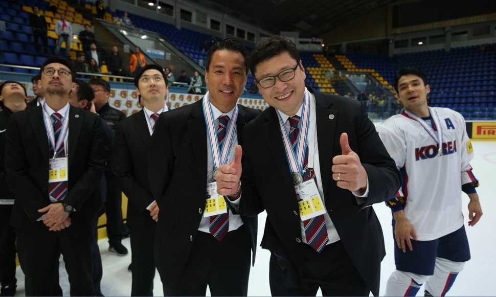 백지선(오른쪽) 한국 아이스하키대표팀 감독과 박용수 코치가 지난달 29일 월드챔피언십 진출을 확정한 뒤 기뻐하고 있다. 하키포토 제공