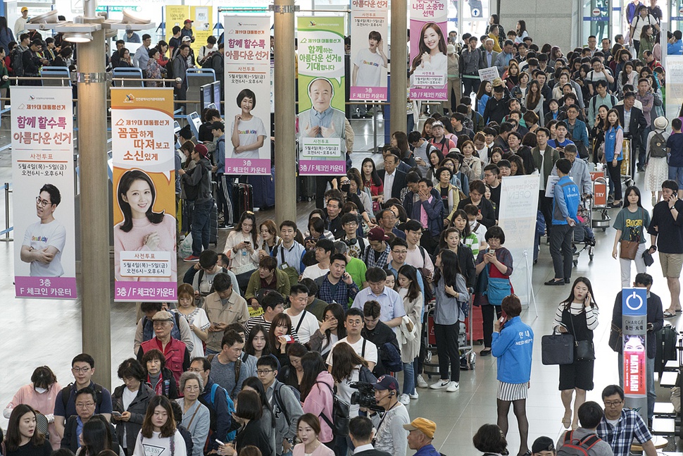 제19대 대통령선거 사전투표가 시작된 4일 오전 인천국제공항 출국장에 설치된 사전투표소에서 시민들이 비행기 탑승에 앞서 투표를 하기 위해 순서를 기다리며 줄서고 있다. 전국 읍·면·동에 1개씩 총 3507개의 사전투표소가 설치됐고, 서울역·용산역·인천공항 등에도 사전투표소가 마련됐다. 사전투표소 위치는 중앙선관위 홈페이지와 네이버·다음 등 포털사이트 또는 ‘선거정보’ 모바일 앱에서 확인할 수 있다. 인천공항/김성광 기자 flysg2@hani.co.kr