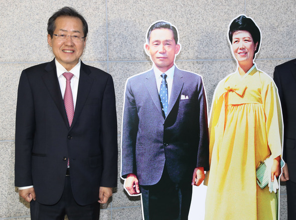 자유한국당 홍준표 대선후보가 4월28일 오후 서울 마포구 박정희 대통령 기념도서관을 방문해 박정희 대통령의 사진 옆에서 포즈를 취하고 있다. 연합뉴스