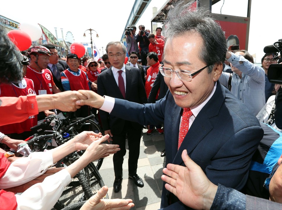 자유한국당 홍준표 대선후보가 6일 오후 인천시 월미도를 찾아 지지를 호소하고 있다. 인천/연합뉴스