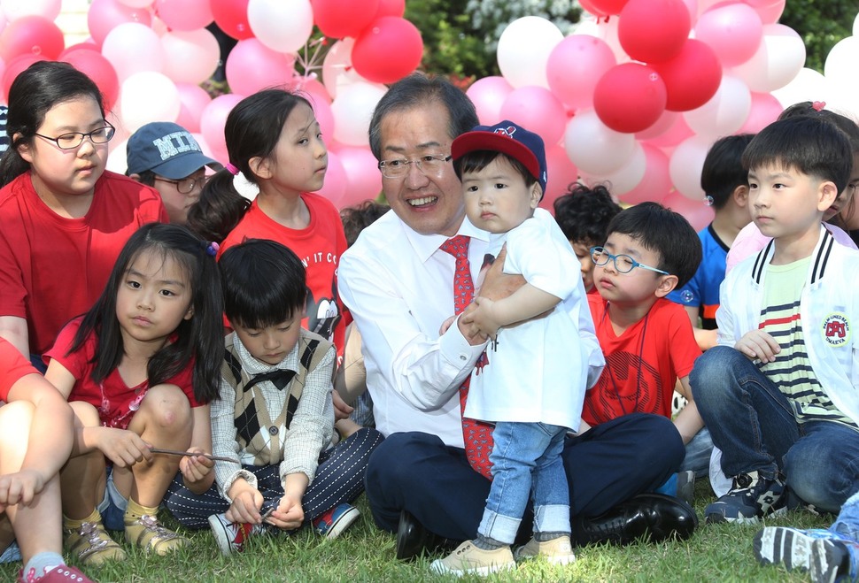 홍준표 자유한국당 대통령후보가 5일 오후 서울 여의도 헌정기념관 앞마당에서 당직자 가족들과 함께한 어린이날 행사에서 어린이들을 안은 채 이야기하고 있다. 이정우 선임기자 woo@hani.co.kr