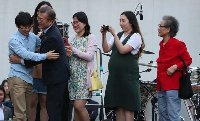 문재인 더불어민주당 대선후보가 6일 오후 서울 마포구 서교동 ‘홍대 앞 걷고 싶은 거리’에서 지지자들을 껴안고 있다. 문 후보는 사전투표율이 25%를 넘으면 ‘프리허그’를 하겠다는 약속을 했었다. 김정효 기자 hyopd@hani.co.kr