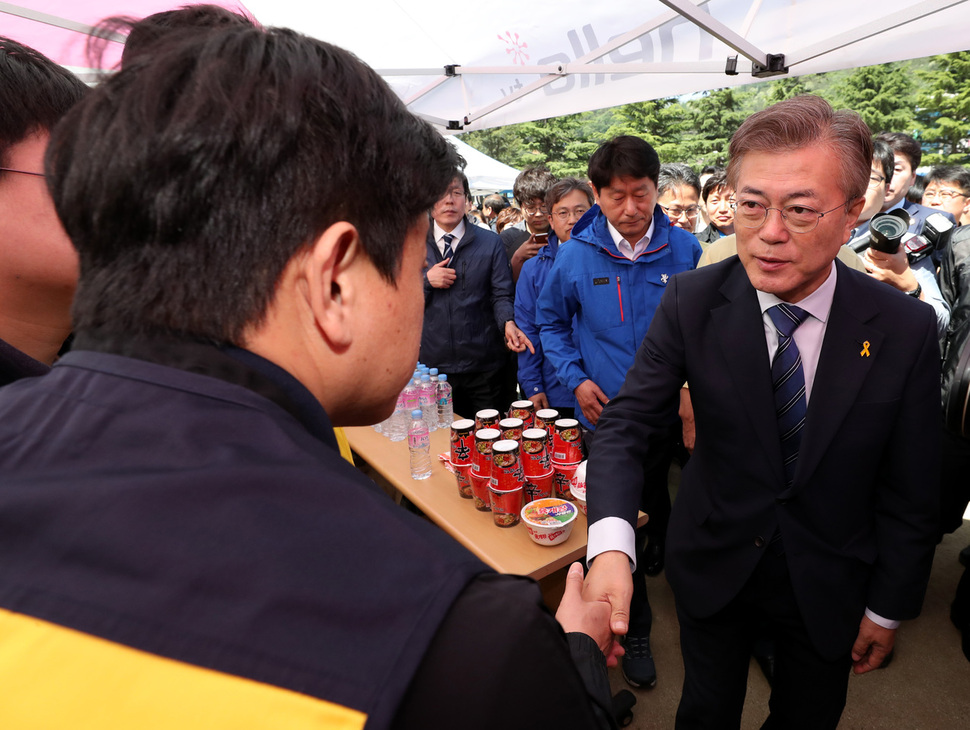 문재인 더불어민주당 대통령 후보가 7일 오전 강릉 산불피해 이재민 대피소가 마련된 강원 강릉 성산면 성산초교를 찾아 자원봉사자들과 악수하고 있다. 김태형 기자 xogud555@hani.co.kr