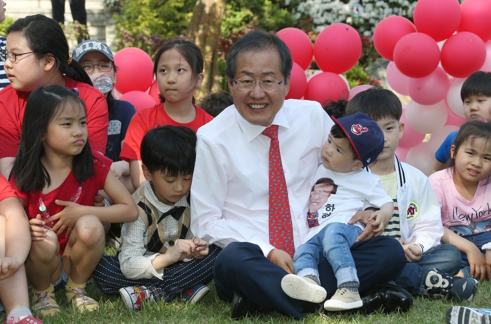 홍준표 자유한국당 대통령후보가 5일 오후 서울 여의도 헌정기념관 앞마당에서 당직자 가족들과 함께한 어린이날 행사에서 어린이들을 안은 채 이야기하고 있다. 이정우 선임기자 woo@hani.co.kr