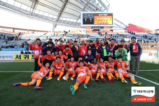 제주 유나이티드 선수들이 6일 제주종합운동장에서 상주 상무를 4-1로 물리치고 2017 K리그 클래식 선두를 지킨 뒤 좋아하고 있다. 제주 유나이티드 제공