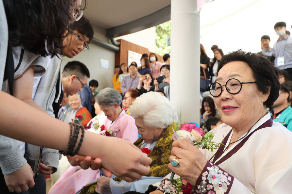 어버이날을 이틀 앞둔 지난 6일 오전 경기도 광주시 퇴촌면 나눔의집에서 일본군 위안부 피해 할머니들을 위한 효잔치가 열려, 학생들이 이용수(오른쪽부터), 이옥선, 박옥선 할머니께 카네이션을 선물하고 있다. 광주/이정아 기자 leej@hani.co.kr