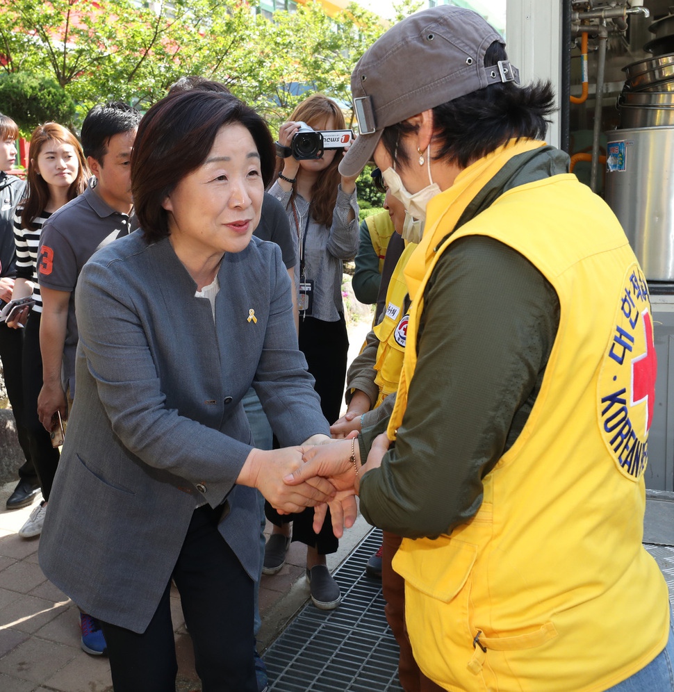 심상정 정의당 대통령 후보가 7일 오후 강릉 산불 이재민 대피소가 있는 강원 강릉 성산면 성산초교를 방문해 자원봉사자들을 격려하고 있다. 김태형 기자 xogud555@hani.co.kr