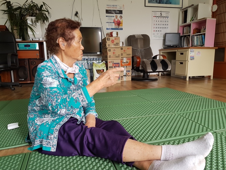 지난 6일 강릉에서 발생한 산불로 집을 잃은 함순자 할머니가 임시주거 시설인 마을 경로당에서 대피 당시 긴박했던 상황에 대해 설명하고 있다.