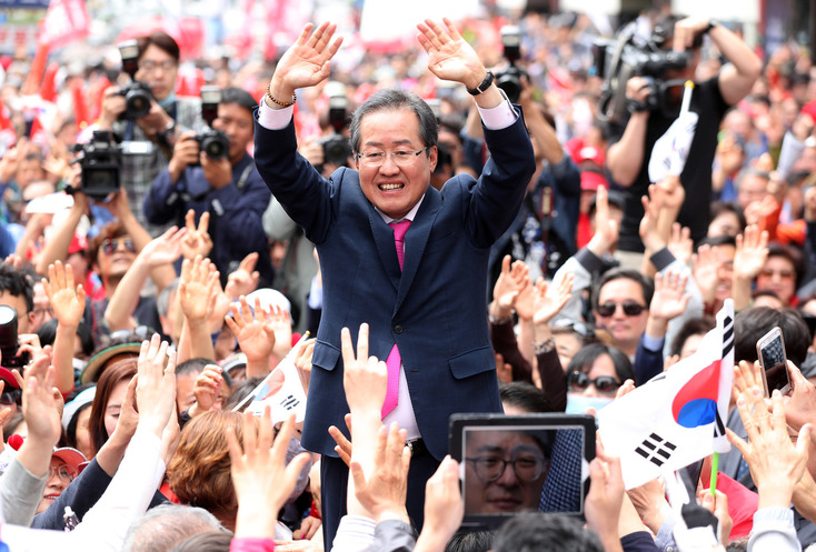 홍준표 자유한국당 대선후보가 제19대 대통령선거를 하루 앞둔 8일 오후 대구 반월당역 인근에서 지지를 호소하고 있다. 대구/연합뉴스