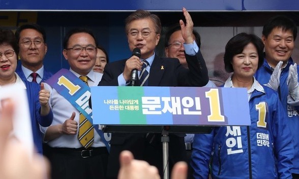 문재인 “투표로 촛불혁명 완성”