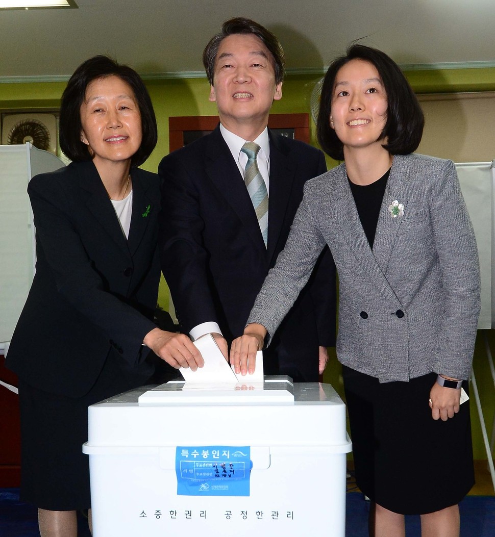 국민의당 안철수 대선 후보와 부인 김미경씨(왼쪽), 딸 설희씨(오른쪽)가 19대 대선 투표일인 9일 오전 서울 노원구 상계동 제7투표소인 극동늘푸른아파트 경로당에서 투표하고 있다.  연합뉴스