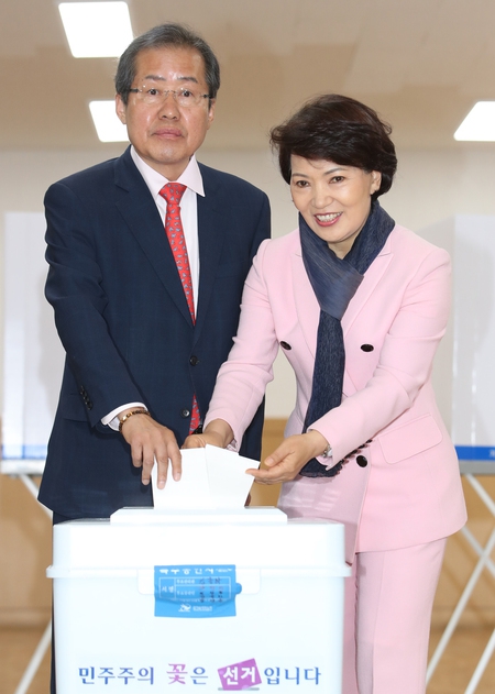 자유한국당 홍준표 대선후보가 제19대 대통령선거일인 9일 오전 서울 송파구 잠실동 송파문화원에 마련된 잠실7동 제1투표소에서 부인 이순삼 씨와 함께 투표하고 있다. 연합뉴스