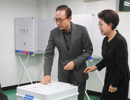 이명박 전 대통령과 부인 김윤옥 여사가 제19대 대통령선거일인 9일 오전 서울 강남구 논현아파트에 마련된 논현1동 제3투표소를 찾아 투표를 하고 있다. 연합뉴스