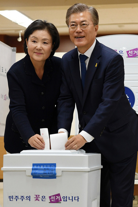 더불어민주당 문재인 대선후보와 부인 김정숙 씨가 9일 서울 서대문구 홍은2동 제3투표소에서 투표하고 있다. 연합뉴스