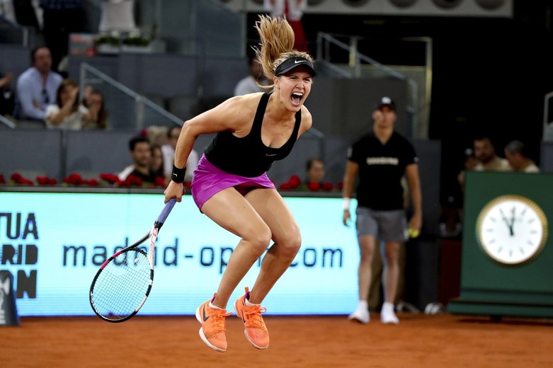 유지니 부샤드(캐나다)가 8일(현지시각) 여자프로테니스(WTA) 투어 무투아 마드리드오픈 단식 2회전에서 마리야 샤라포바(러시아)를 2-1로 누른 뒤 포효하고 있다. 마드리드/EPA 연합뉴스