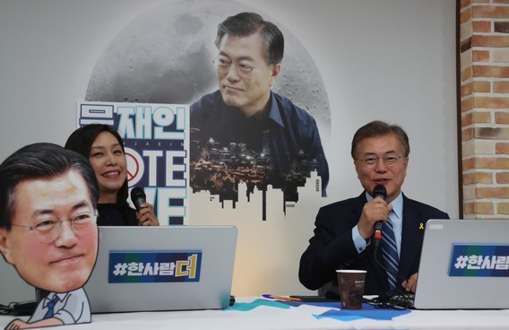 더불어민주당 문재인 후보가 9일 오후 서울 여의도 당사에서 '문재인TV'를 통해 투표독려 방송을 하고 있다. 연합뉴스