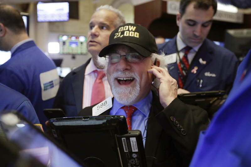 3월 1일(현지시각) 미국 뉴욕증권거래소(NYSE) 입회장에서 한 트레이더가 ‘다우 21,000’이라고 쓰인 모자를 쓰고 활짝 웃고 있다. 이날 다우지수는 도널드 트럼프 미국 대통령의 정책 기대에 전장보다 303.31포인트(1.46%) 상승한 21,115.55에 거래를 마치며 사상 처음으로 21,000선 고지를 넘어섰다. 연합뉴스