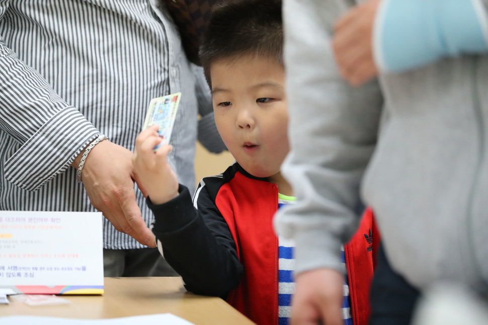 제19대 대통령 선거일인 9일 오전 서울 영등포구 여의동 윤중초등학교에 마련된 여의동제6투표소에서 아버지를 따라 온 한 어린이가 투표 과정을 살펴보고 있다. 이정아 기자 leej@hani.co.kr