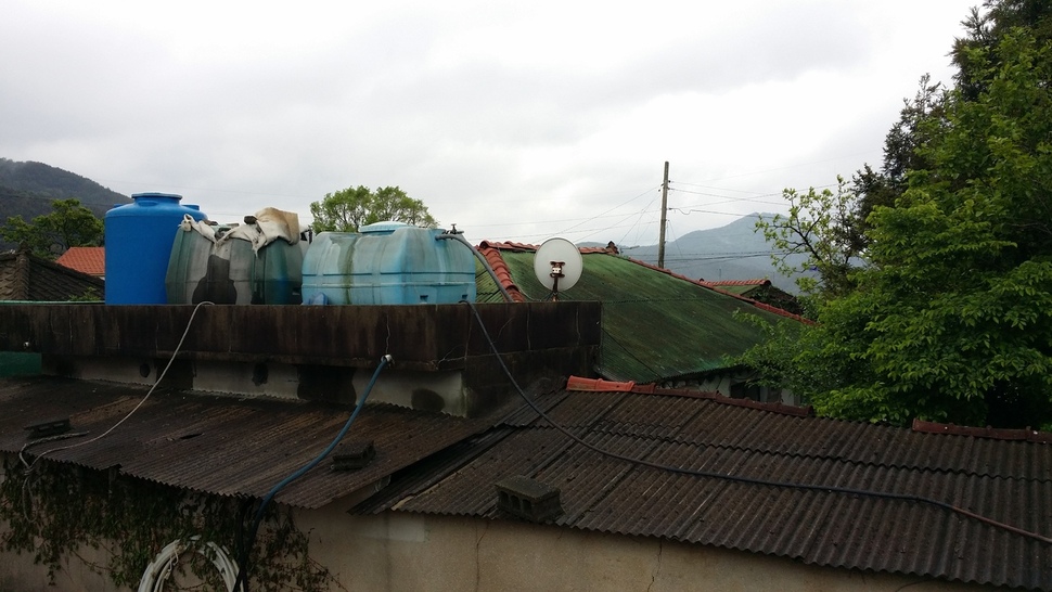 경남 거제시 거제면 명진리 남정마을에 있는 문재인 더불어민주당 후보의 생가.(초록색 지붕)