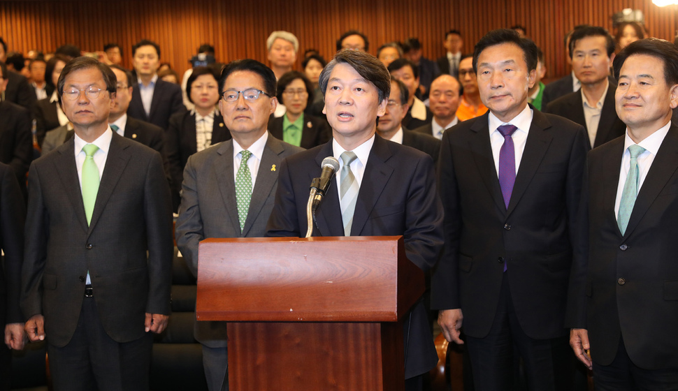 안철수 국민의당 대통령 후보가 9일 저녁 국회 헌정기념관에 마련된 개표상황실에서 대국민메시를 발표하고 있다. 강창광 기자 chang@hani.co.kr