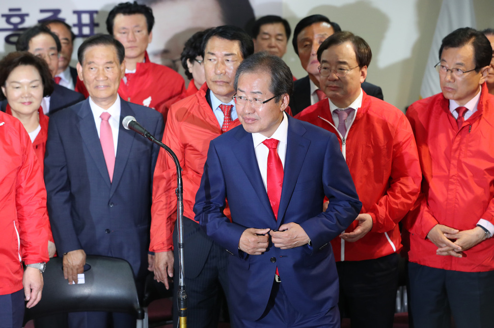 홍준표 자유한국당 대통령 후보가 9일 밤 서울 여의도 당사 상황실에 들러 “이번 선거 결과를 수용하고, 자유한국당을 복원하는 데 만족하는 것으로 하겠다”고 대선 패배를 수용한 뒤 옷을 여미고 있다. 김태형 기자 xogud555@hani.co.kr