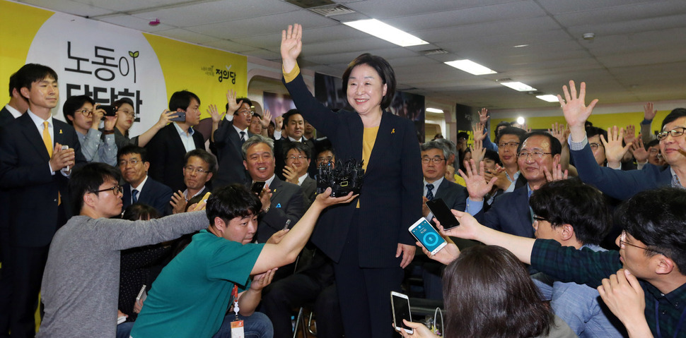 심상정 정의당 대선후보가 9일 밤 서울 여의도 당사를 찾아 당원들과 국민들에게 감사 인사를 하고 있다. 김경호 선임기자 jijae@hani.co.kr