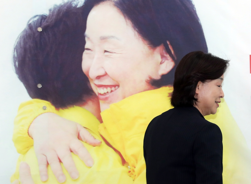 정의당 대선후보였던 심상정 대표가 10일 오전 국회 당 대표실에서 기자회견을 열고 선거 결과에 대한 견해를 밝히기 위해 입장하고 있다. 연합뉴스