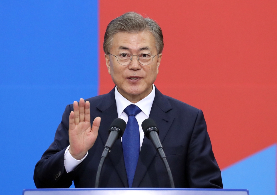 문재인 대통령이 10일 낮 국회 본청 로텐더홀에서 열린 취임선서 행사에서 ‘국민께 드리는 말씀’을 통해 “지금 제 머리는 통합과 공존의 새로운 세상을 열어갈 청사진으로 가득 차 있다”며 “역사와 국민 앞에 두렵지만 겸허한 마음으로 대한민국 19대 대통령으로서의 책임과 소명을 다할 것임을 천명한다”고 밝히고 있다. 국회사진기자단